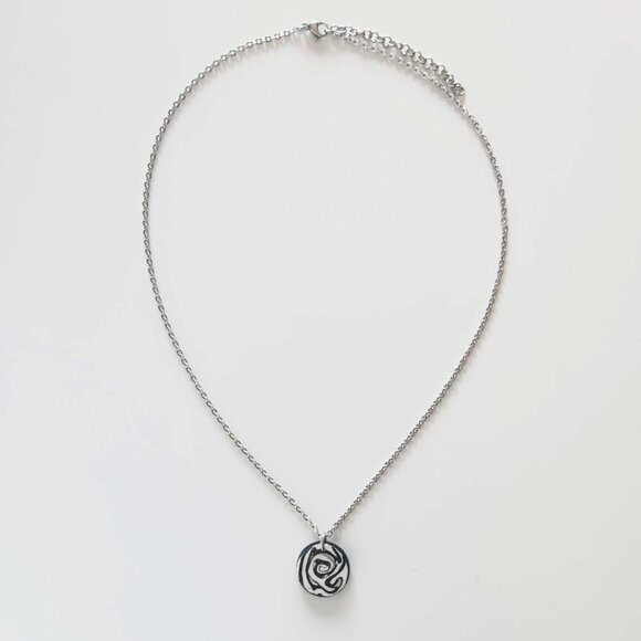 Gothic abstract hypnosis swirly necklace with a small silver chain - Picture 4 of 10